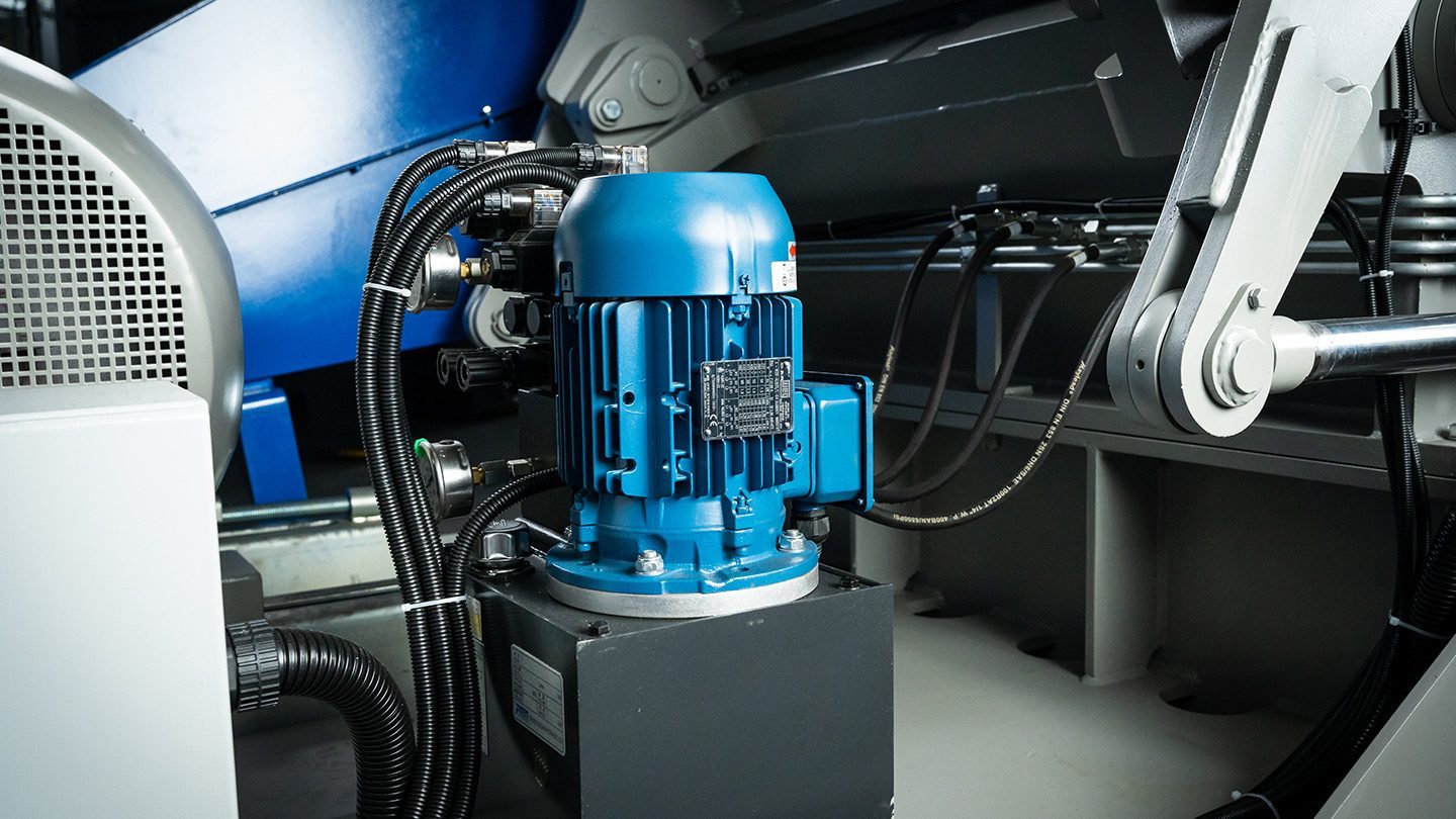 Hydraulikaggregat mit Elektromotor und Schläuchen an der Zerma GSH