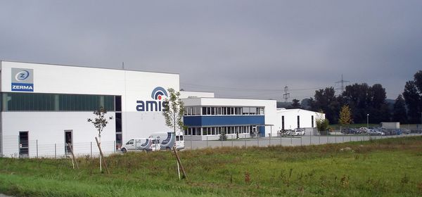 Firmengebäude von Zerma und AMIS mit Logos an der Fassade